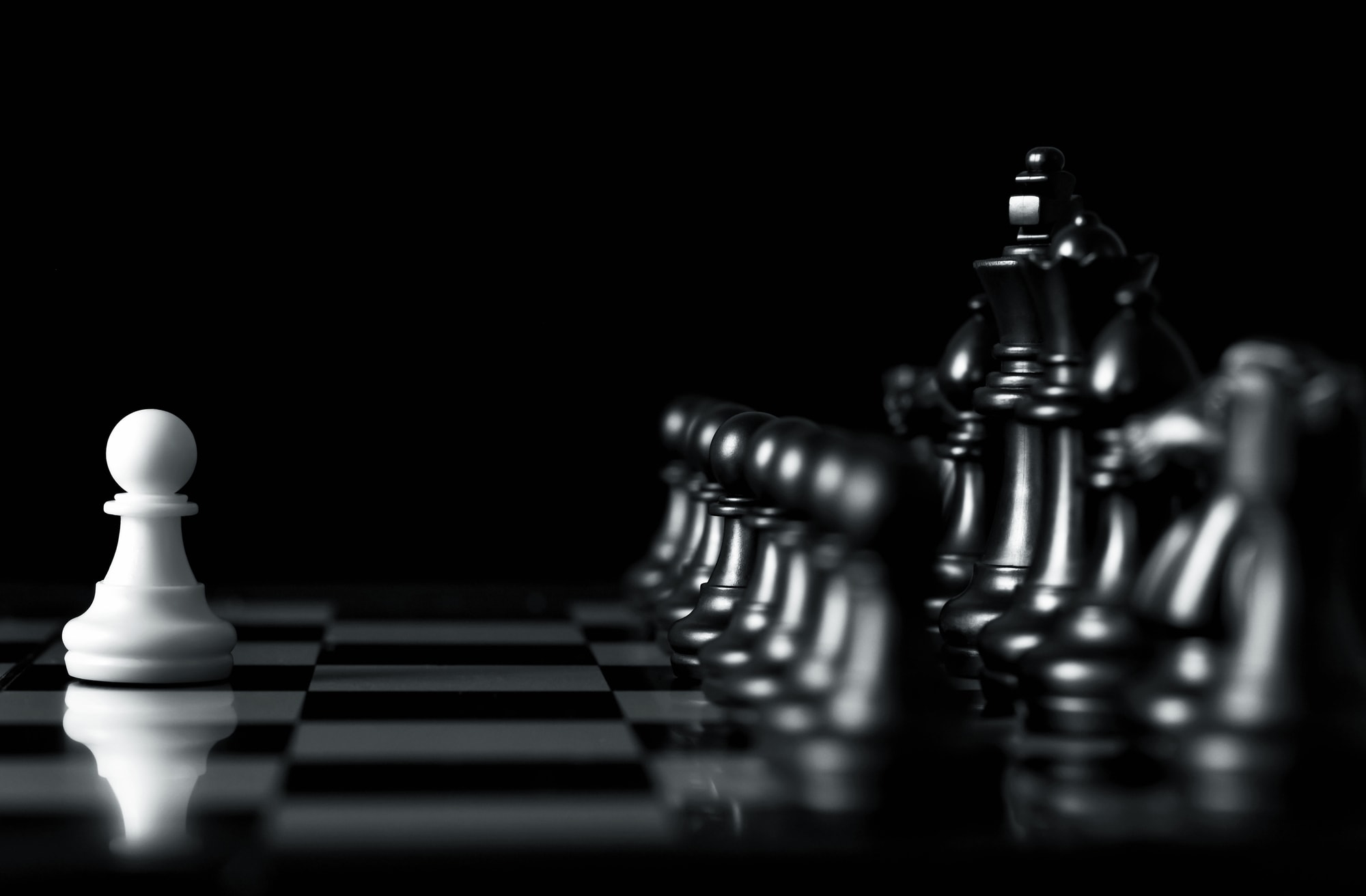 Chess pieces on chess board Ordinateur portable entre-ouvert affichant un site internet