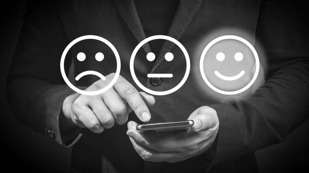 Trois smileys, un triste, un neutre et un joyeux. Le joyeux est en surbrillance représentant ainsi la satisfaction des clients.