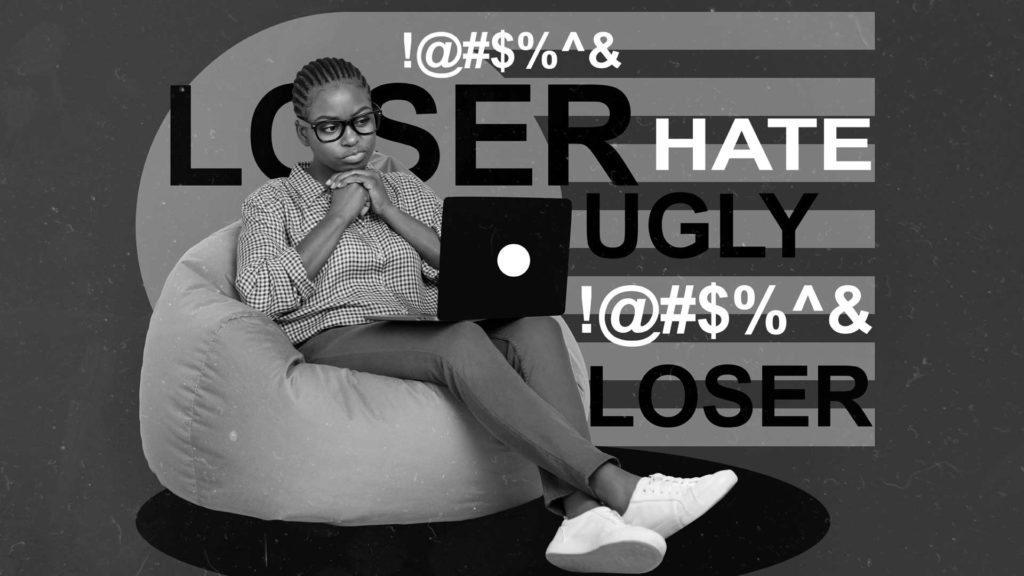 Une jeune femme regardant sur son ordinateur des message de haine représentant le cyber-harcèlement.