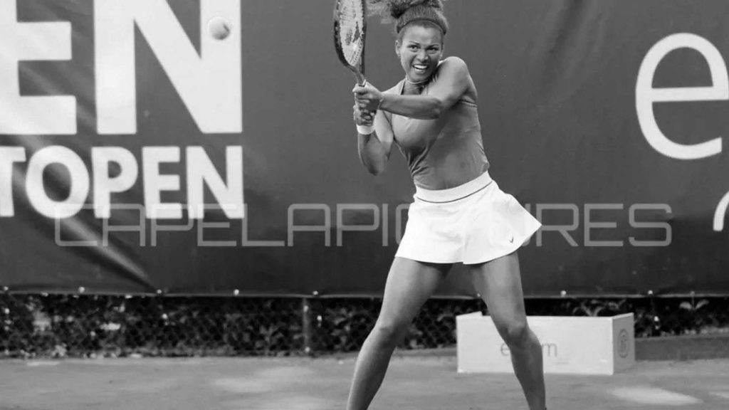 Naima Karamoko jouant au tennis et tirant une balle à revers
