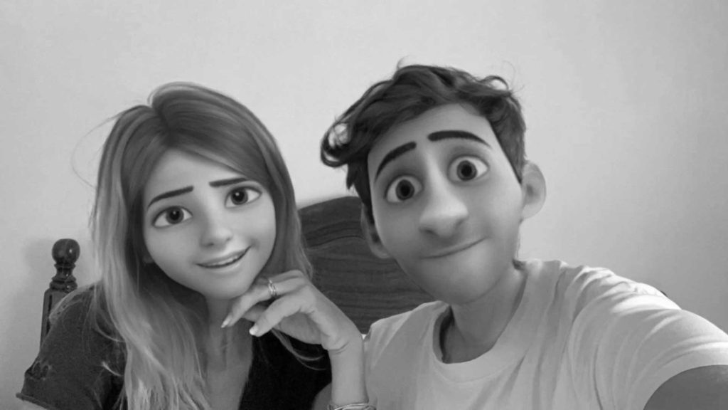 Un homme et une femme utilisant le filtre disney de SnapChat.